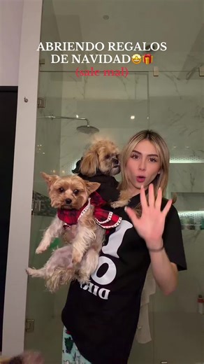 Abriendo Regalos de Navidad: Reacciones Divertidas con Karen Torres