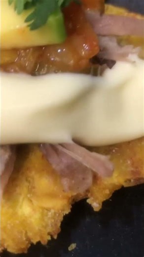 Patacones con carne y hogao