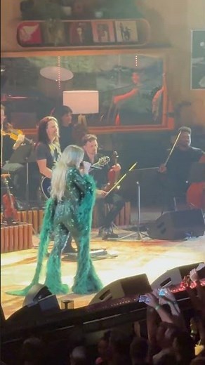 Kelly Clarkson singing Since U Been Gone at her Las Vegas Residency #kellyclarkson #concert