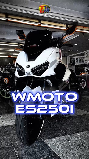 🎉 WMOTO ES250i – Promosi Hujung Tahun! 🎉 Scooter 250cc penuh ciri premium, tunggangan smooth & sangat selesa untuk daily ride. . ✨ Ciri Utama ES250i: ✅ Enjin 244.3cc, SOHC, 4-valve ✅ 21Hp @ 8,500rpm ✅ 21Nm @ 6,500rpm – pickup padu ✅ EFI – lebih jimat & responsif ✅ Transmisi CVT – smooth tanpa tukar gear ✅ Suspensi KYB depan dual shock belakang ✅ ABS depan & belakang – brek lebih yakin ✅ Tayar 110/70R13 & 130/70R13 ✅ Berat 147kg – stabil masa cruising ✅ Seat height 770mm – sesuai ramai rider ✅ 