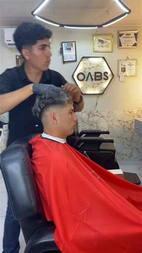 Mechas Platinadas con Mid Fade: Estilo Único