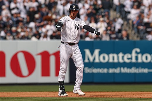 See circus catch from Cody Bellinger during Yankees' home opener