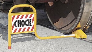 Single Railroad Wheel Chock with Flag (Flush Rail) | Aldon®