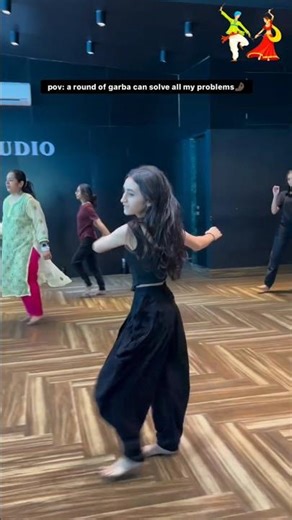 a round of garba can solve all my problems 😍✨ || garba love's || ❤️#garba #shorts