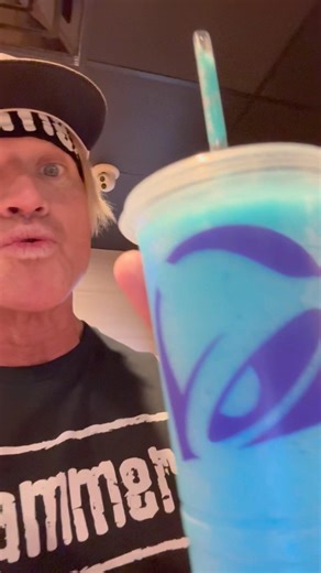 It’s a blue raspberry freeze taste test with Slammer!!! #slammer #tacobell #drink #tastetest #fun
