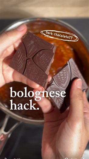 Maria Nesia on Instagram: "Liburan gini yuk eksplor hack lucu dari internet, ternyata bikin eksplor taste baru! Masak pakai Honeycomb Saucepan @oxoneonline biar gak kerak dan ini resepnya! Bahan : • 500 gr Daging giling • 1 kaleng Tomat San Marzano • 1 Bombay • 1 Wortel • 1 Bunga lawang • 1 daun salam • 2 sdm Tomato paste • 3 sdm tomato puree • 300 ml Kaldu Sapi • 1 sdm kecap inggris • 1 blok dark chocolate • Seasoning #bolognesesauce #sausbolognese #sauspasta #kitchenhack #masakanrumahan"