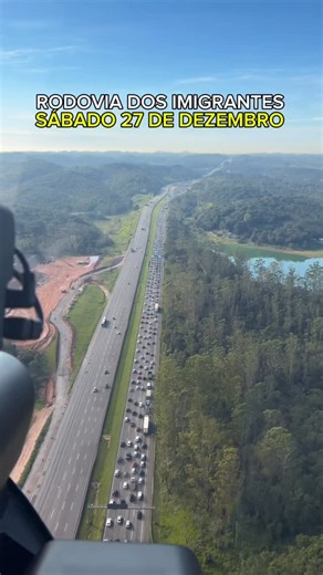 Onde Devo Ir Brasil | L. Sampaio on Instagram: "Imagens aéreas da Rodovia dos Imigrantes neste sábado, 27 de dezembro, sentido litoral Sul de São Paulo. Deus acompanhe a viagem de todos!!! Programe sua viagem!! Leve sempre algo pra beber, lanchinho para viagem, é muito protetor solar!! 🎥Vídeo: @bromerchenkel 🚁 #litoral #litoralpaulista #praia"
