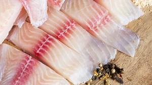 Jak vykostit a vyfiletovat kapra vám poradí Jiří Konhefr, spolumajitel řetězce Food Story