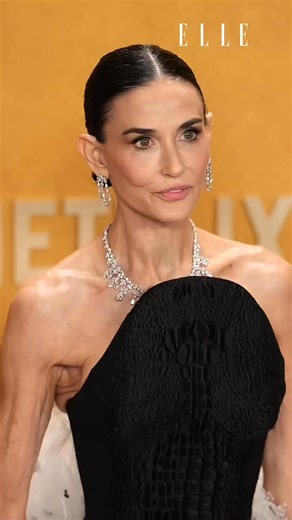 Demi Moore arrived on the red carpet of the Actor Awards (formerly known as the SAG Awards) wearing a black Schiaparelli Couture gown that captured everyone’s attention. The true star of the look was the dramatic oversized white tulle piece at the back of the dress. Without a doubt, one of the best dressed of the night. ✨ | Pageantry Moments