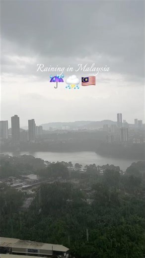 Rain over Malaysia… pure calm from above 🌧️✨