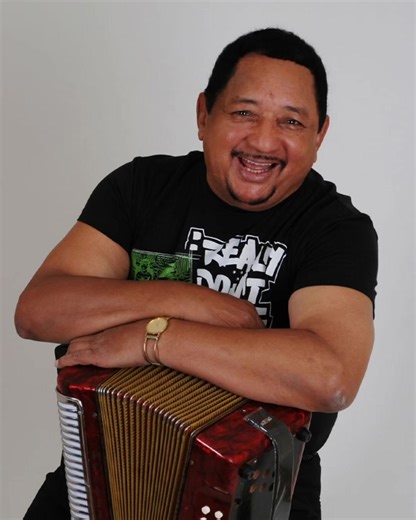 Aunque su ausencia se siente, Lisandro Meza sigue presente en cada diciembre, en cada sonrisa y en cada canción que nos pone a bailar. Hoy, a dos años de su partida, su música sigue sonando fuerte en diciembre y en el corazón de sus fans. Feliz Año Nuevo. Gracias por mantener vivo su legado. ✨🪗