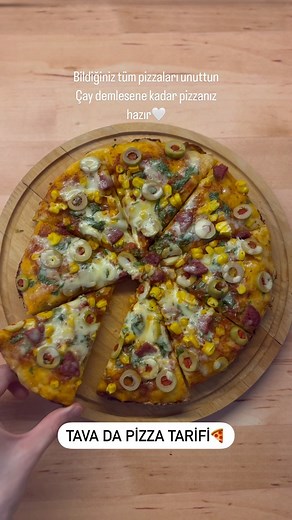 Nazlı Gür ོ ོ on Instagram: "Bildiğiniz tüm pizzaları unutun hem çok pratık hem cokkkkk lezzetli lezzeti garantıli pizza🍕😍 Hamuru için; 1 yumurta 3 yemek kaşığı yoğurt 1 çay kaşığı tuz 1 çay kaşığı şeker 1 yemek kaşığı sıvı yağ Yarım paket kabartma tozu 3 4kahve fincanı un ( una göre değişir ) Yumuşak bir hamur olacak ama elinize cok yapışırsa bıraz daha yag ekleyın🤍 Sosu için ; İstenilen ölçüye göre salça sarımsak kekik ve sıcak su Üzerını dilediğiniz gibi yapabilirsiniz evde ki malzemeler i