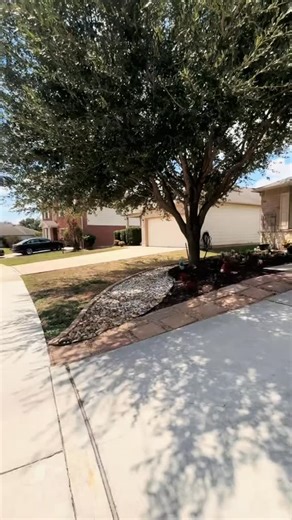 🚨 New Price Alert! $239,000 🚨 This beautiful Converse home near Randolph Air Force Base just became an even better deal! 💥 Sellers are motivated and ready to make it yours, call today to schedule your showing! 🏡 📍 9411 Hanover Sky, Converse, Texas 78109 📲 Raquel Gonzales | 210-842-4425 🏡 Levi Rodgers Real Estate Group | Raquel G. Alvarado