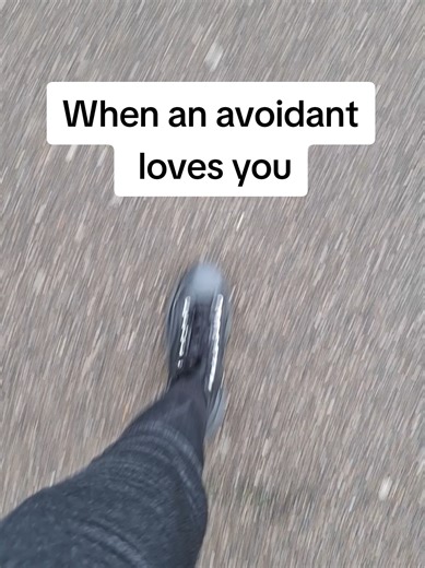 Avoidant attachment, anxious attachment, hot and cold behaviour, push pull dynamics if you’ve experienced this in dating or relationships, you know how destabilising it is. What feels like chemistry is often intermittent reinforcement. What feels like love can actually be inconsistency wiring your nervous system to chase. I talk about the impact avoidant and emotionally unavailable men have on women and how women return to themselves after destabilising relationships.