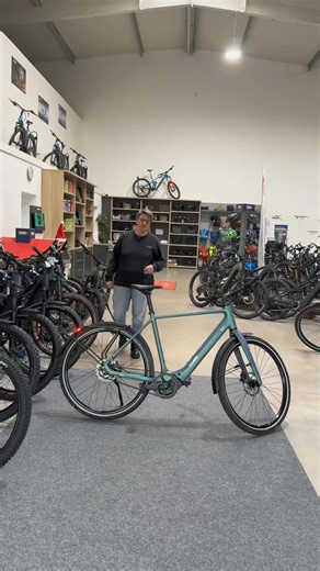 🚨 Neues Cube Modell 2026 bei uns im Laden! 🚨 Heute stellen wir Dir das brandneue Cube Editor 2026 vor – ein sportliches, minimalistisches Bike mit einem klaren Fokus auf Leichtigkeit und Fahrspaß. Mit einem Gewicht von nur 19,3 kg ist das Cube Editor extrem leicht unterwegs und dadurch besonders agil, direkt und angenehm zu fahren. Perfekt für alle, die ein reduziertes Design lieben und ein Bike suchen, das sich spielerisch bewegen lässt – egal ob im Alltag, in der Stadt oder auf schnellen Run