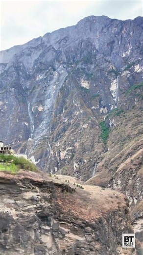 🔥📸 China’s Viral Cliffside Check‑In Hotel 🌄