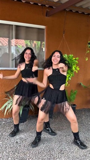 Olha a coreografia delas que legal! Crédito: @gemeasdancersoficial #dança #forró #botadinha