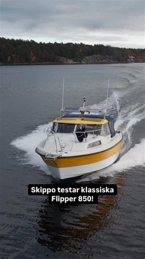 Skippo on Instagram: "Kommentera ordet ”Flipper” så skickar vi testet till din inkorg på Instagram. Vissa älskar sina gamla båtar mer än andra. Det får vi bland annat veta i det här reportaget om en Flipper 850 – båten som kanske bäst lever upp till epitetet ”planande sommarstuga”. Vi skulle generellt säga att en begagnad Flipper 850 erbjuder otroligt mycket båt för pengarna, men just den här ägaren har lagt en miljon på sin. Är han galen? Eller är det bara ett bevis på att om man gillar sin gam