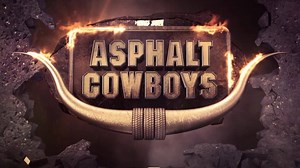 Das ist der Soundtrack für ALLE Asphalt-Cowboys-Fans! Den kompletten Clip unserer singenden Trucker findet ihr auf DMAX.de: https://www.dmax.de/programme/asphalt-cowboys/video/asphalt-cowboys-best-of-singende-trucker/181219135755 Und nicht vergessen: Morgen Abend um 20:15 Uhr geht es weiter mit brandneuen Folgen. | DMAX