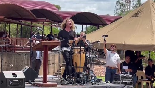 69K views · 3.5K reactions | Ghapi sing die Gelofte. Meer as 20 000 mense sing saam. Hoendervleis… | Dirk Hermann | Facebook