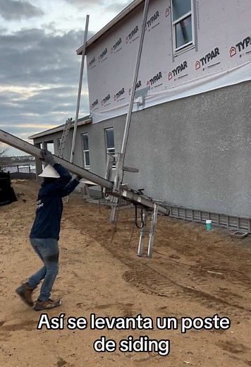 Levantando un Poste de Siding: Trabajo Duro en Construcción