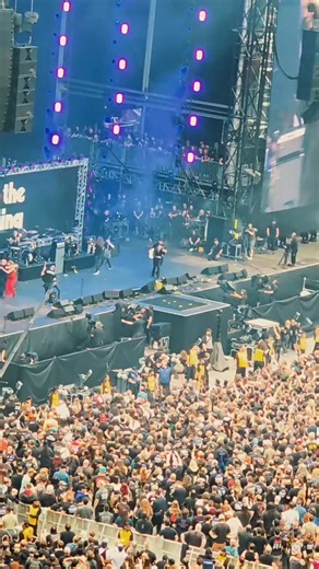 David Draiman Booed During Black Sabbath Farewell Show Performance Birmingham, UK – July 5, 2025 — Disturbed frontman David Draiman faced a wave of boos and middle fingers during his surprise guest performance at Black Sabbath’s "Back to the Beginning" farewell concert at Villa Park. The negative reception appears to stem from Draiman’s recent political controversy. In 2024, he openly expressed support for Israel during the Gaza conflict, even visiting an IDF base and signing a shell with the me