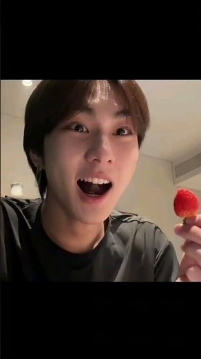 Strawberry with chocolate 🍫 #enhypen #jungwon