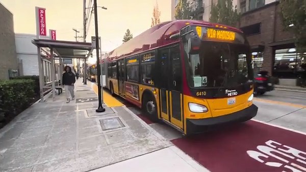 King County Metro RapidRide G Conga Line (4 buses within a minute)