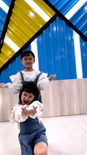 Maira Falesia - Naura Fiorenza on Instagram: "Dance Filipin candu sii 🫰 #dance #reels #twins #instareels"