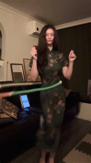 Yu Mo Cosplay: Hula Hoop Dance Trending Now