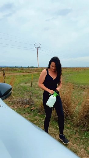 Ek val in die lang pad, want party antwoorde wag nie by mense nie - hulle wag tussen die wind, die son en die grond. @Zulu Zenith @Leah_Collabs.sa #PlaasMeisie #slippermeisie #boer #fitcheck #zuluzenith #farmlife #boeremeisie #plaas #farmer #country | Bonita van Rooyen