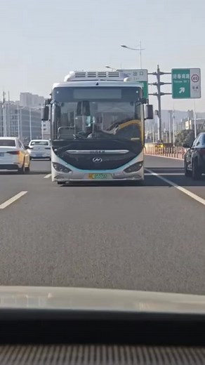 Driveless Bus Going Backwards!🚍 #driverless #buses #GOING #backwards #road #Traffic #dashcam #dashcamvideos #Amazing #interesting #trucks #truckdriver #foryouシ #fypシ゚ | Fun & Giggles