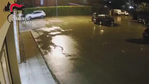 Chioggianotizie on Instagram: "Smantellata una banda specializzata in rapine seriali tra Venezia e Treviso: due arresti e due denunce per aggressioni e furti ai danni di commercianti e cittadini. Le indagini dei Carabinieri hanno ricostruito mesi di episodi violenti e modus operandi crudeli. #Venezia #Treviso #Cronaca #Rapine #Carabinieri #Sicurezza #Indagini #BandaCriminale"