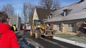 2.6K views · 72 reactions | +++ Update Bauern-Demo im HSK  +++ Die Fahrzeuge kommen in riesigen Kolonnen an. +++  Wir berichten aktuell im Live-Ticker | Westfalenpost Meschede | Facebook