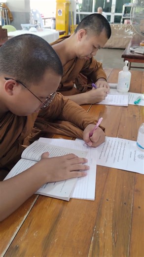 ☸️การเรียนนักธรรมชั้นตรีของพระภิกษุนวกวัดตาลเอนซึ่งเรียนเป็นประจำทุกวันในพรรษาเพื่อศึกษาพระธรรมวินัยของพระสัมมาสัมพุทธเจ้าโดยหลักสูตรที่เรียนของคณะสงฆ์ไทย ได้แก่วิชาพุทธศาสนาสุภาษิต วิชาพระวินัยบัญญัติ วิชาธรรมะวิภาค~คิหิปฏิบัติ วิชาพุทธประวัติ และกฎหมายคณะสงฆ์ไทย การศึกษาพระธรรมวินัยเป็นหนึ่งในข้อวัดปฏิบัติของพระภิกษุสามเณรผู้เข้ามาอุปสมบทในพระพุทธศาสนาเพื่อเป็นพื้นฐานให้การปฎิบัติวิปัสสนากรรมฐานเจริญก้าวหน้าเพื่อบรรลุถึงพระนิพพาน #พระบวชใหม่ #วัดตาลเอน #จังหวัดพระนครศรีอยุธยา #หลวงพ่อจรัญ #หลว