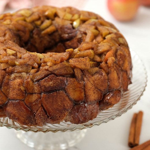 Apple pie monkey bread is a traditional sweet bread with a fall twist! Filled with apples and a sweet caramel sauce! RECIPE: https://www.thebittersideofsweet.com/apple-pie-monkey-bread/ | The Bitter Side of Sweet
