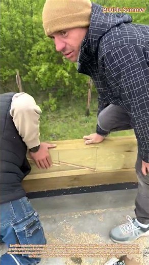 Assemblage du Bois : Création d'un Joint à Coupe d'Arêt dans une Grande Poutre en Bois