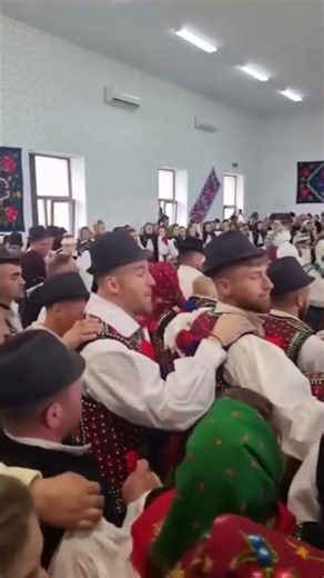 Anda Horoba si Fratii Chindris aduc voie buna la jocul satului din Barsana