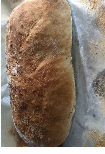 Buke shtepie 🍞 Duhen : 1 lugë gjelle me maja birre 2 lugë të vogla me kripë 1 luge gjelle me sheqer Një filxhan kafe me vaj ulliri 330 ml ujë të vakët 600 gr miell Përgatitja: Në fillim tresim në ujë majanë, shtojmë aty sheqerin, kripën, vajin dhe pak nga pak miellin. Brumin e zënë e vendosim në vënd të ngrohtë, të mbuluar me kapak ose leter cilofani . E lëmë aty sa të dyfishohet. Zakonisht duhet 1 - 1:30 min per tu dyfishuar .E marim brumin me duar të lyera me miell, nqs është i butë, shtojmë