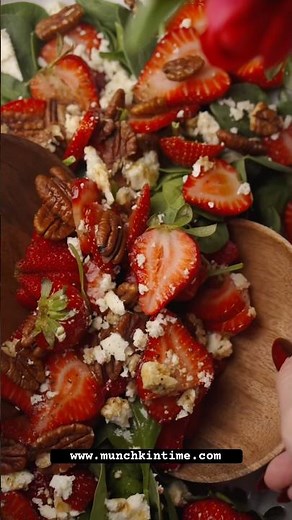 Spinach Strawberry Salad with Pecans - Munchkin Time #recipe