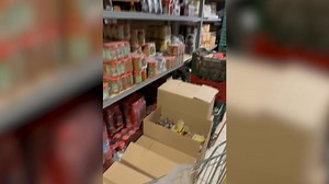 ‼️Magazinul Alfa Beta din Tomis 3, închis de OPC Inspectorii OPC Constanța au pus lacătul pe alimentara Alfa Beta din Tomis 3, după ce au descoperit o listă lungă de deficiențe grave. Produse expirate, vitrine frigorifice murdare, rafturi corodate, paviment deteriorat, legume și fructe alterate, dar și produse cosmetice fără etichete traduse în limba română. Toate au dus la suspendarea activității. Controlul a scos la iveală și riscuri pentru siguranța clienților: fire electrice neizolate, guri 