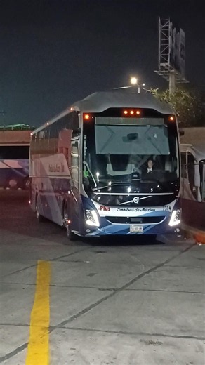 ¡Saludos a la conductora! 🚍👋🏻 Volvo 9800 YM de Ómnibus de México •Plus, saliendo de Guadalajara, JAL