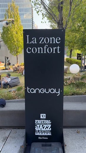 La Zone Confort @tanguayofficiel offre un espace relax pour prendre une pause et se détendre entre deux spectacles 😌 Venez essayer le jeu de mémoire pour courir la chance de gagner des prix!!! - The Tanguay Comfort Zone offers a chill space to take a break and relax between shows 😌 Come try the memory game for a chance to win prizes! | Festival International de Jazz de Montréal
