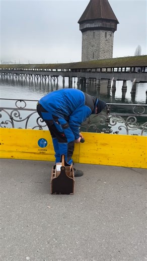 Die Fasnacht rückt näher und die Vorbereitungen laufen auf Hochtouren 🎭✨. Auf der Spreuer- und Kapellbrücke schützen farbenfrohe Fasnachtssujets die historischen Bilder und ausgewählte Brunnen werden eingehüllt und eingekleidet ⛲️. Mit vereinten Kräften 💪🔨 haben die Mitarbeitenden vom Zimmerwerk und vom Arbeitsintegrationsprogramm ReFIT entlang der Reuss und beim Rathaussteg Abfallsperren montiert. So bleibt der Abfall dort, wo er hingehört – und nicht in der Reuss 🌊🚯. Für eine saubere Reus