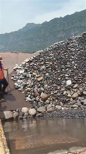 216K views · 1.7K reactions | Video of cargo ship unloading pebbles at the canal dock #pebbles #self-unloading ship #canal | 丁掌柜 | Facebook