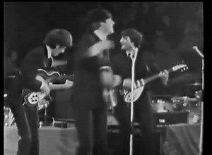 🍏 The Beatles Long Tall Sally La Larguiducha Sally 1963 «Long Tall Sally» es un blues de doce compases en el género rock and roll, escrita por Robert «Bumps» Blackwell, Enotris Johnson y Richard Penniman (conocido como «Little Richard»), grabada por Little Richard y lanzada en marzo de 1956 en el sello Specialty Records. La canción fue un elemento básico del reportorio en vivo de The Beatles desde 1957 en sus inicios como The Quarrymen hasta su último concierto en San Francisco en 1966. «Long T