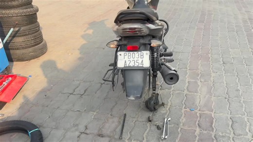 ट्रक से लोगों की जान बचाई बाल-बाल 😳 Full Video Open link n Subscribe us 🙏🏻 https://youtu.be/nvIr6ten8II Kya Yh Driver Hai ? 1. No. Plate Black 2. Daru Se Set Full 3. Truck Koi Key 🔑 Nhi 4. Chori ka Truck 5. Logo ne Roka Par Ruka Nhi 6. Police Dekh ke Rok diya Truck Yh driver Ki Nishani e ? #RoadAccident #rambovlogs #vlog #save #viral #truckdriver #truck #viralchallenge #viralphotochallenge #viralpost2025シ #trendingnow #rambovlogs #vlog #Youtube #vlog #dailyvlog #souravjoshivlogs | Rambo Vlog