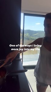 So often we'fe simply moving through the motions that we can get stuck in the grind or the hustle. Take a moment to sparkle the everyday things up a little. ✨Crank your favourite tunes as you cook. ✨Light a candle as you help the kids with their homework. ✨Use your 'special' glasses.... I'm a sparkling water in my whisky glasses kinda girl! ✨Wear your fav lippy or perfume in your active wear on school run. Small everyday things but a little prettier. Share some of your ideas for others to adopt 