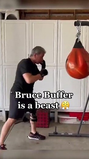 Bruce Buffer showing off his technique 👊
