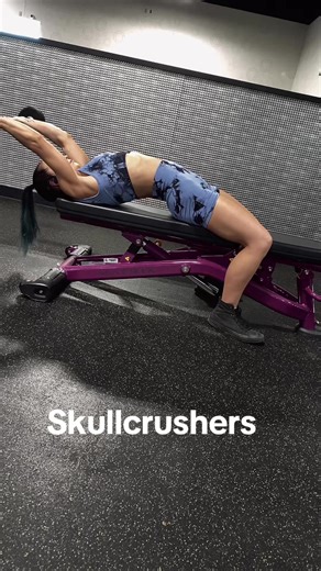 I know my form is 🤣 I can’t not arch my back #triceps #skullcrusher #gymmotivation #fitness #armday